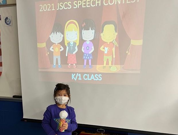可愛的幼稚班同學拿著老師準備的麥克風準備開始演講比賽