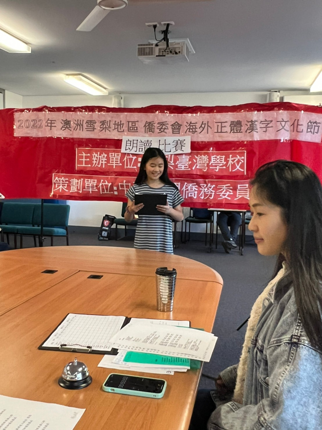 學生開心自信朗讀