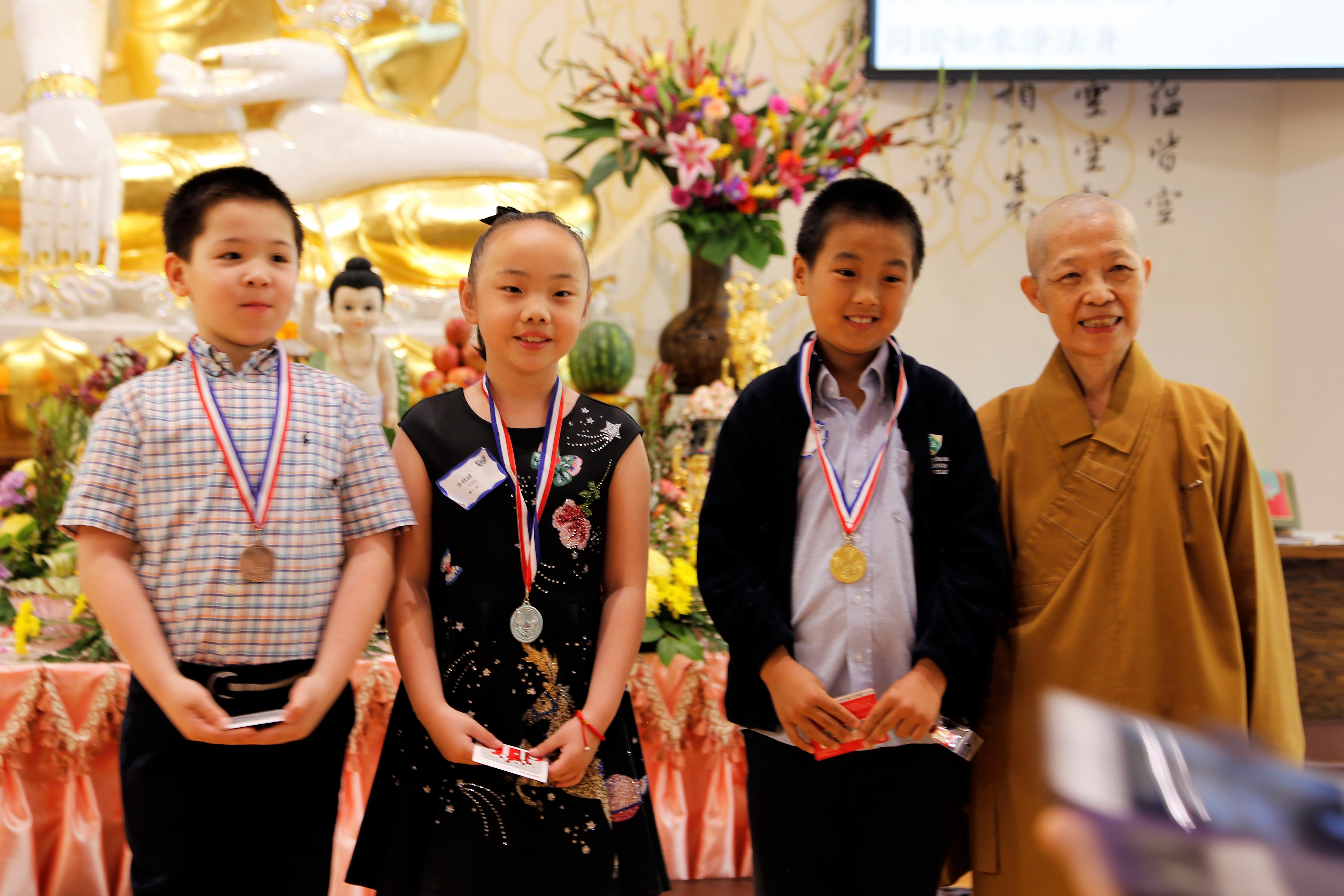 小學一組獲獎學生，左起依次為吳有訓，張恬越、張何傑和佛光山滿普法師