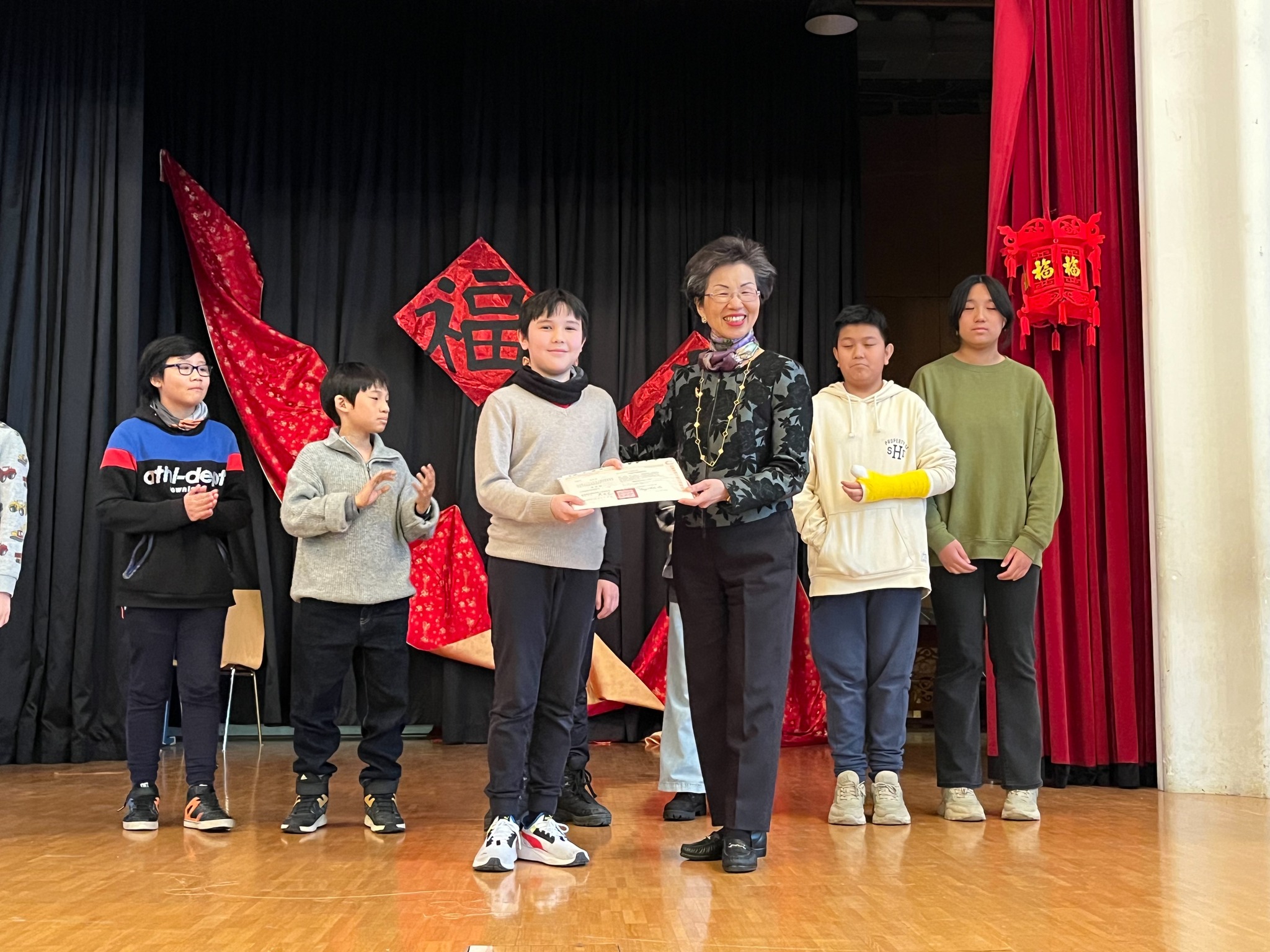 張小月大使頒發華測通過證書