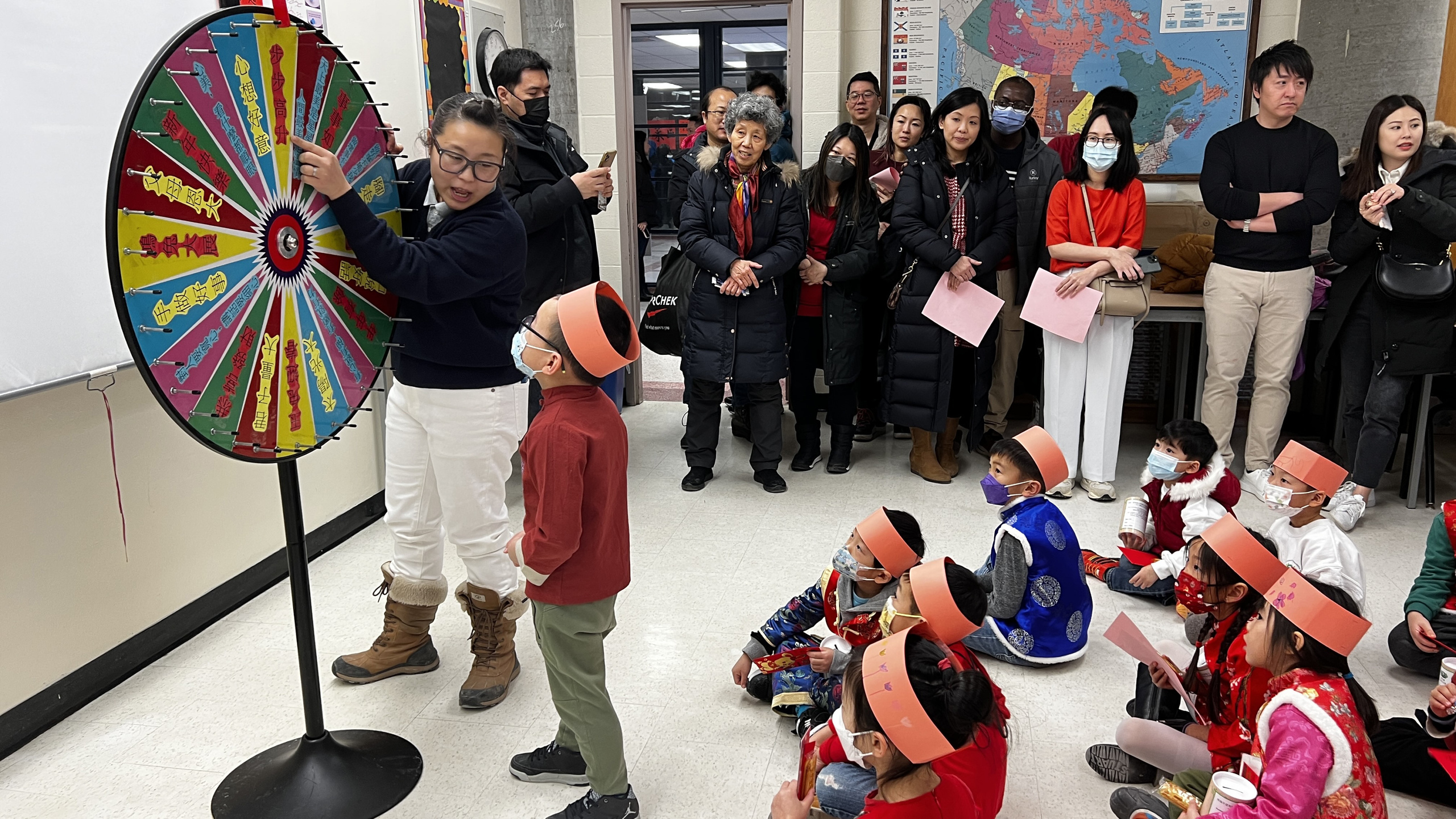 @靜思轉輪站-----孩子們輪流轉動靜思轉輪，並大聲的將所轉到的靜思語或吉祥話説出來。