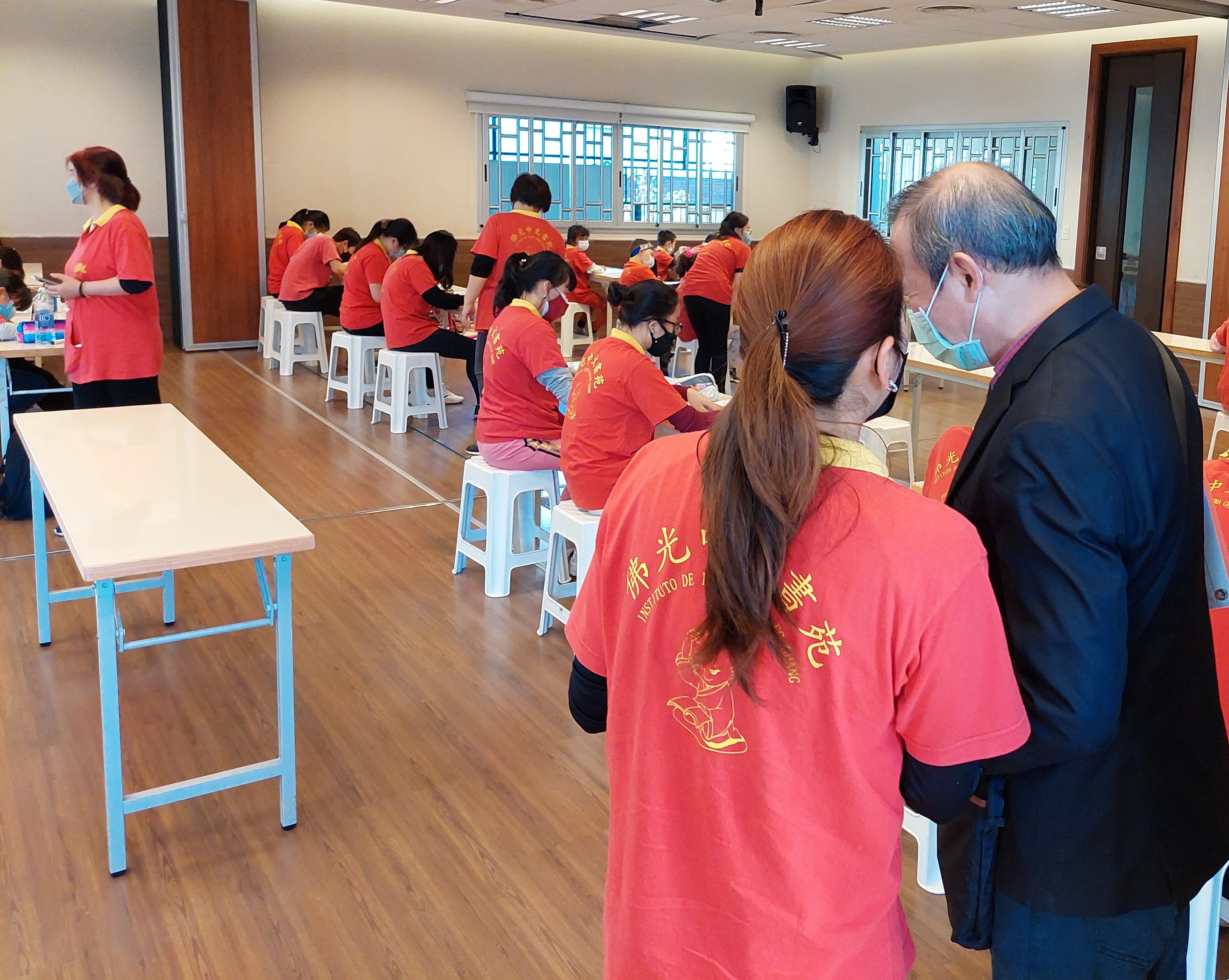 2022年硬體字比賽現場 僑務秘書葉豐稷先生親臨指導