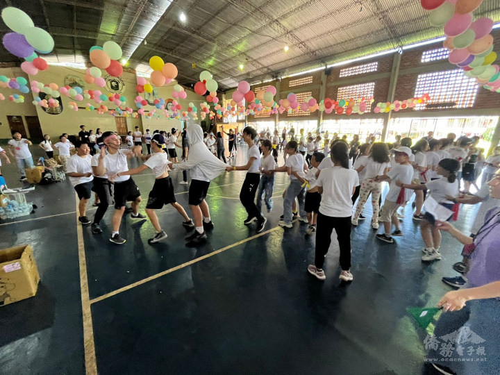比賽項目：吊龍尾，講求團體合作