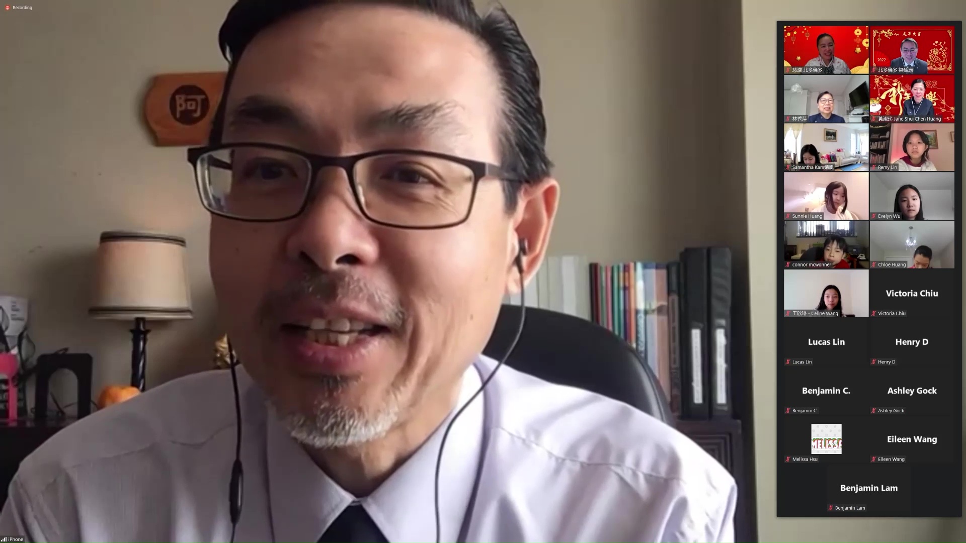 台北經濟文化辦事處孫國祥主任還蒞臨參加七年級的歡樂中國年剪窗花活動，看到同學們的巧手藝，很是讚嘆！攝影者：梁延康