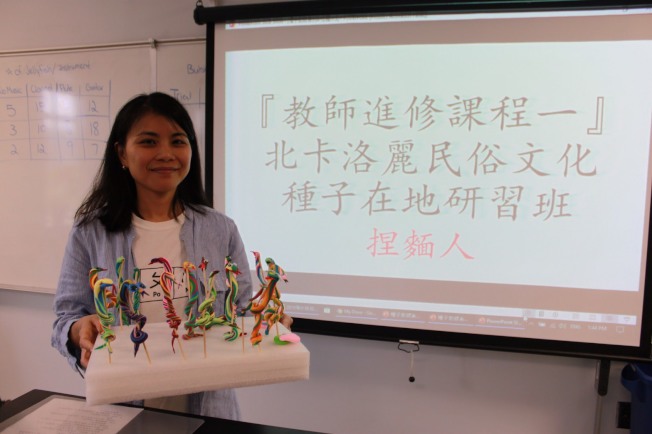 李佳陽老師教導北卡洛麗中文學校中文教師製作捏麵人