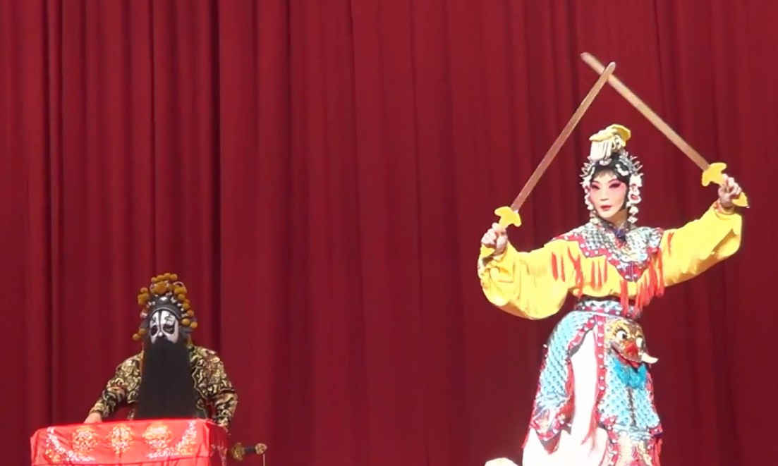 易學中校校長表演霸王別姬