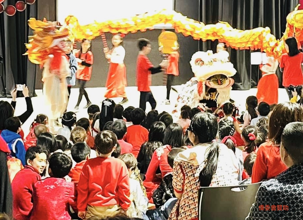 小朋友們舞龍舞獅表演