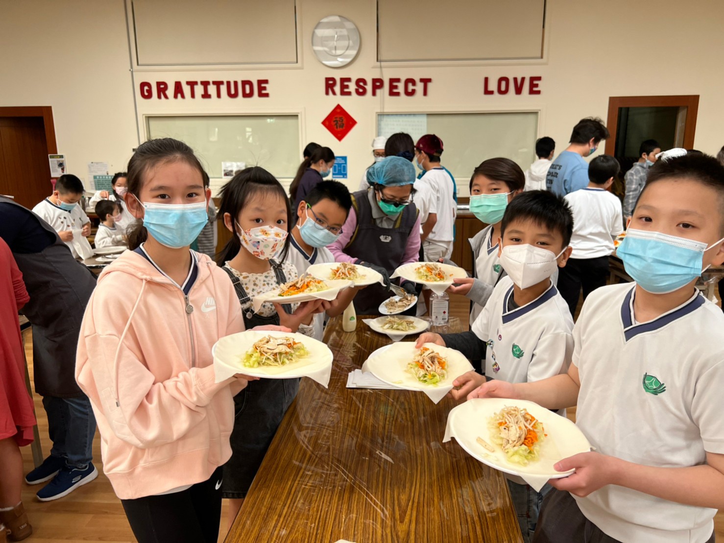學生製作潤餅