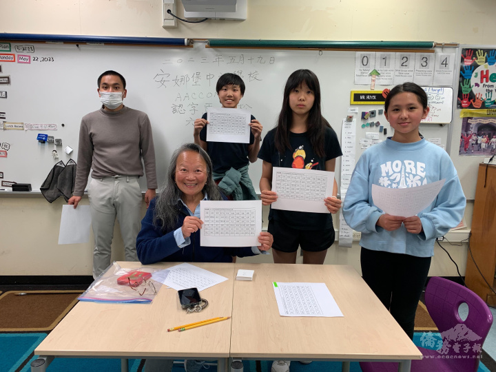 老師周延玲與六、七年級班學生於認字馬拉松合照