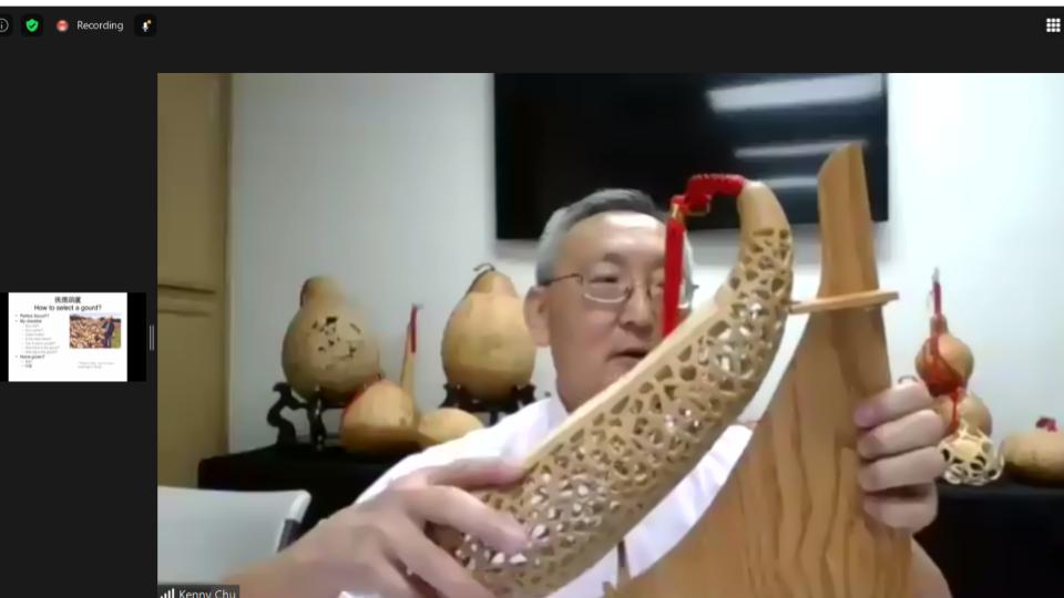 曲老師展示各種不同形狀的葫蘆，以及各種雕刻法。