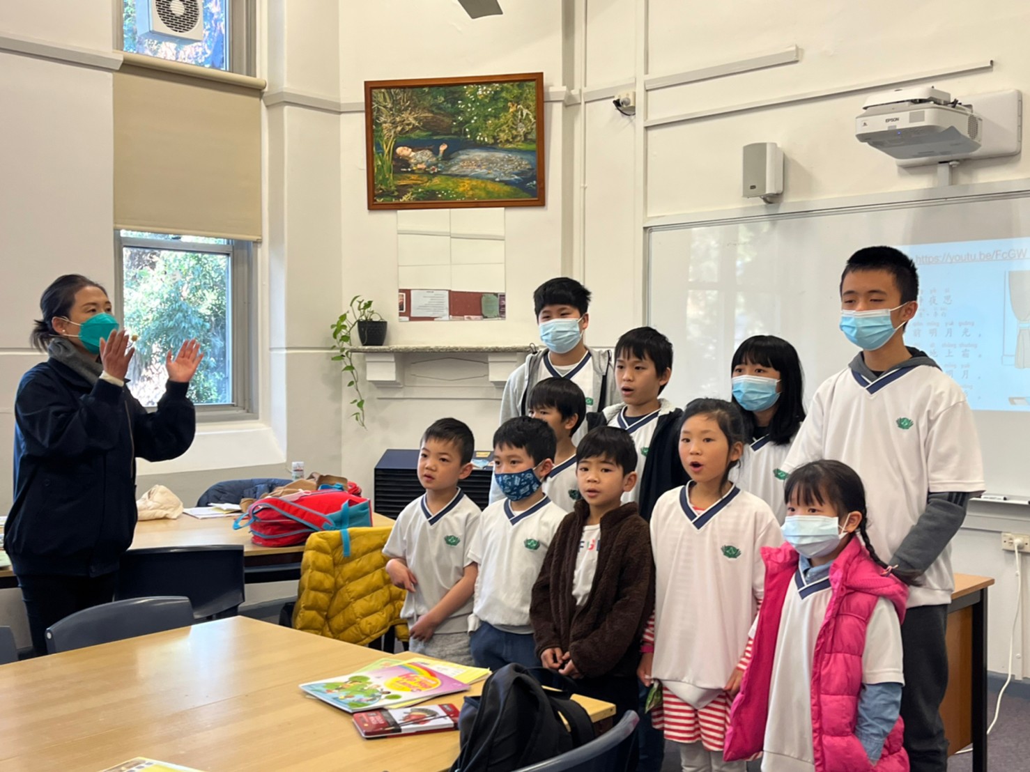 教師帶領學生朗誦唐詩宋詞