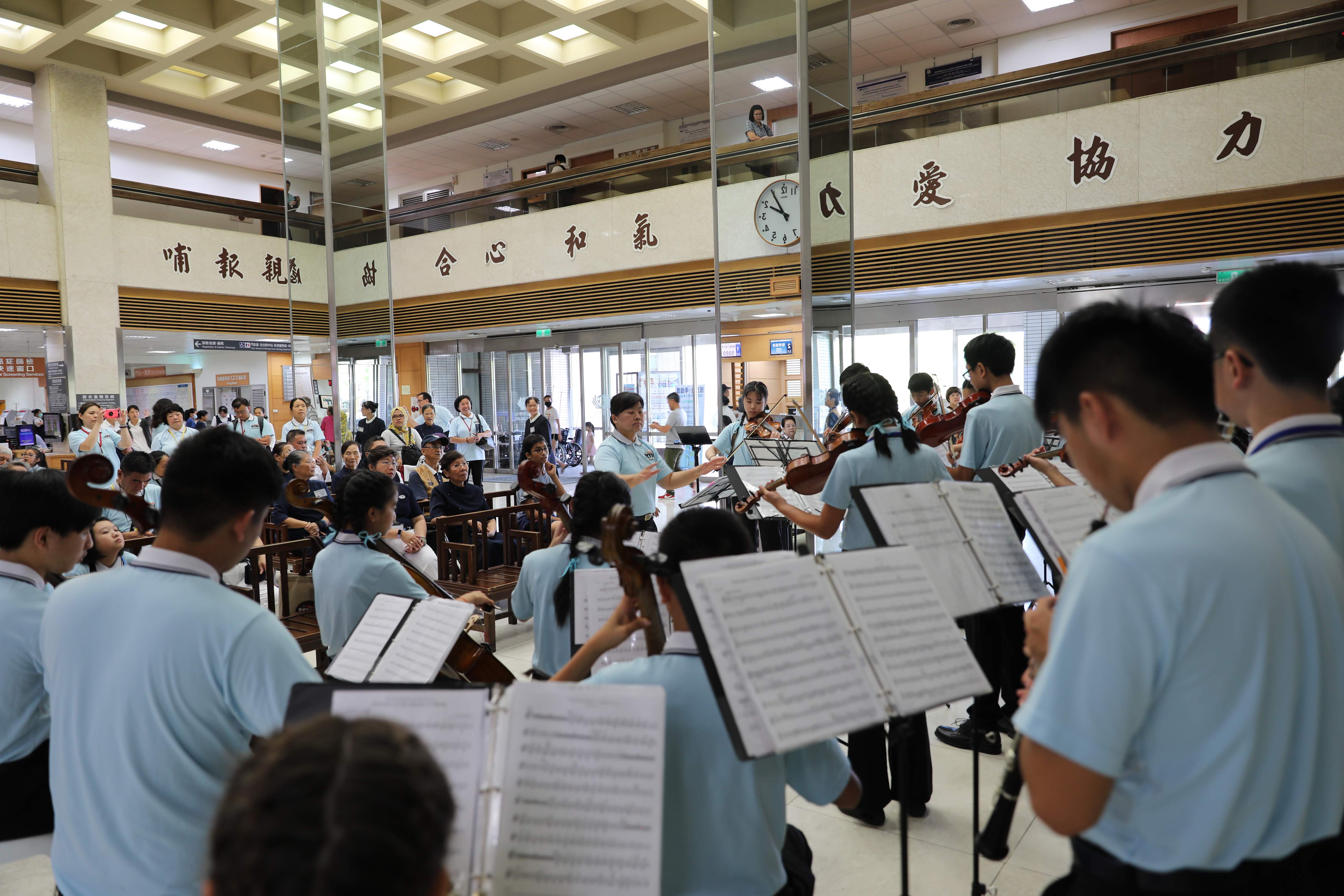 花蓮慈濟醫院大廳演奏撫慰病患及家屬的心靈