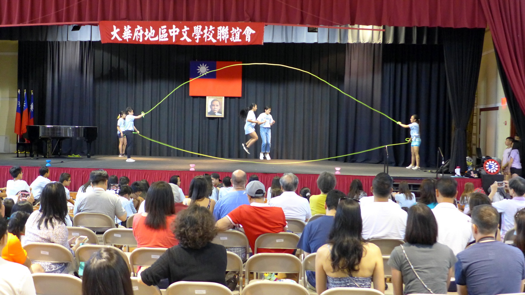 學員們輪番上台一顯在夏令營裡學到的傳統民俗技藝。