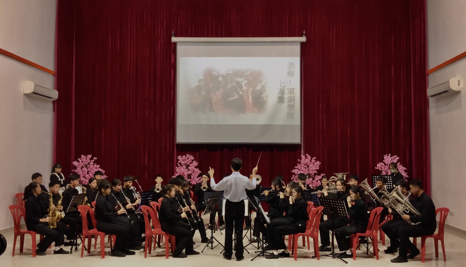 我校銅樂隊演出