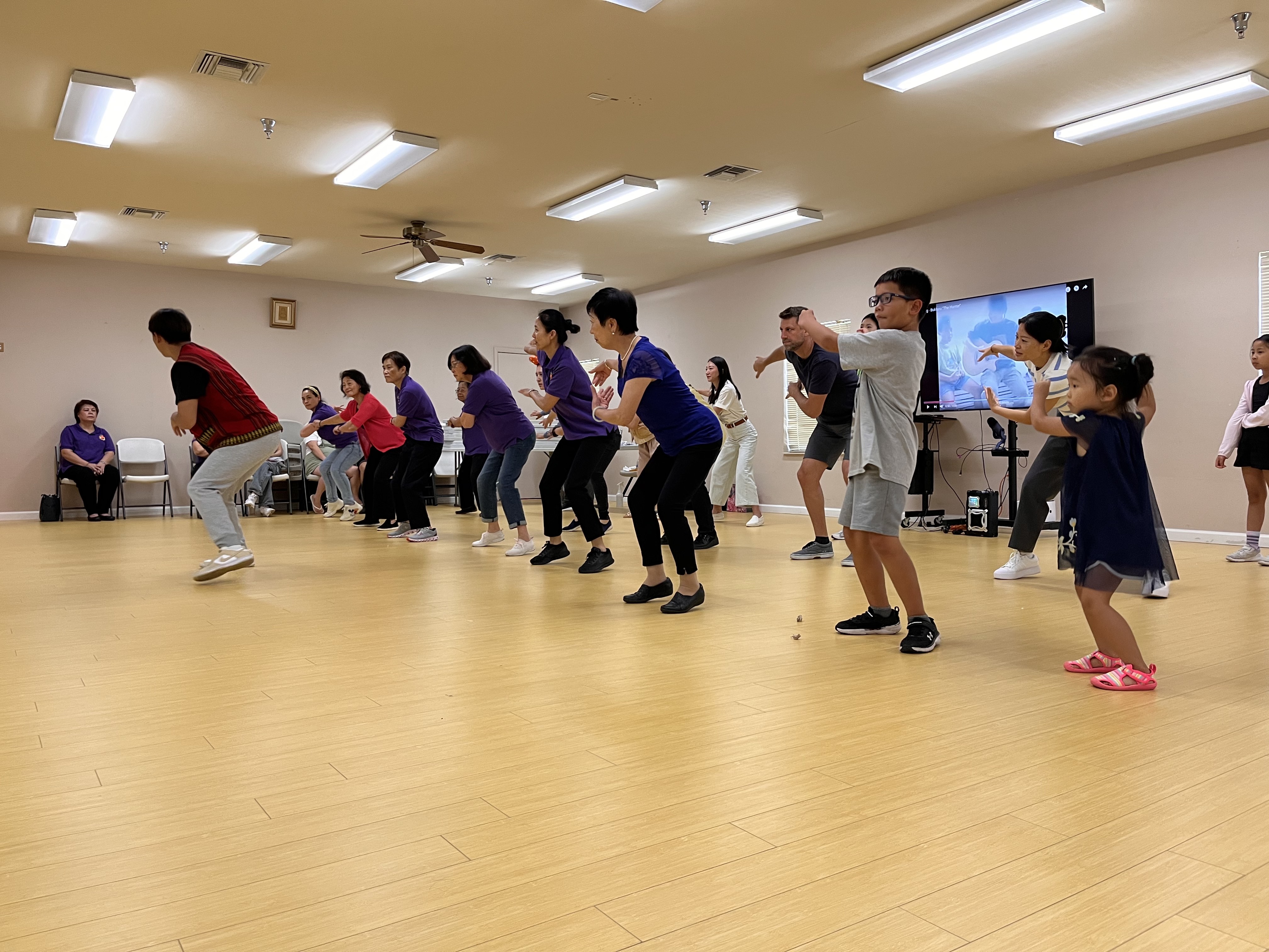 謝承晏老師帶領師生學習台灣原住民舞蹈