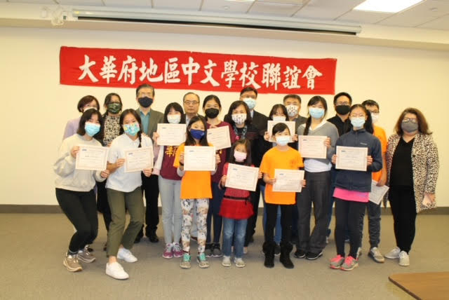 得獎大小朋友與主辦單位，裁判，老師們合影