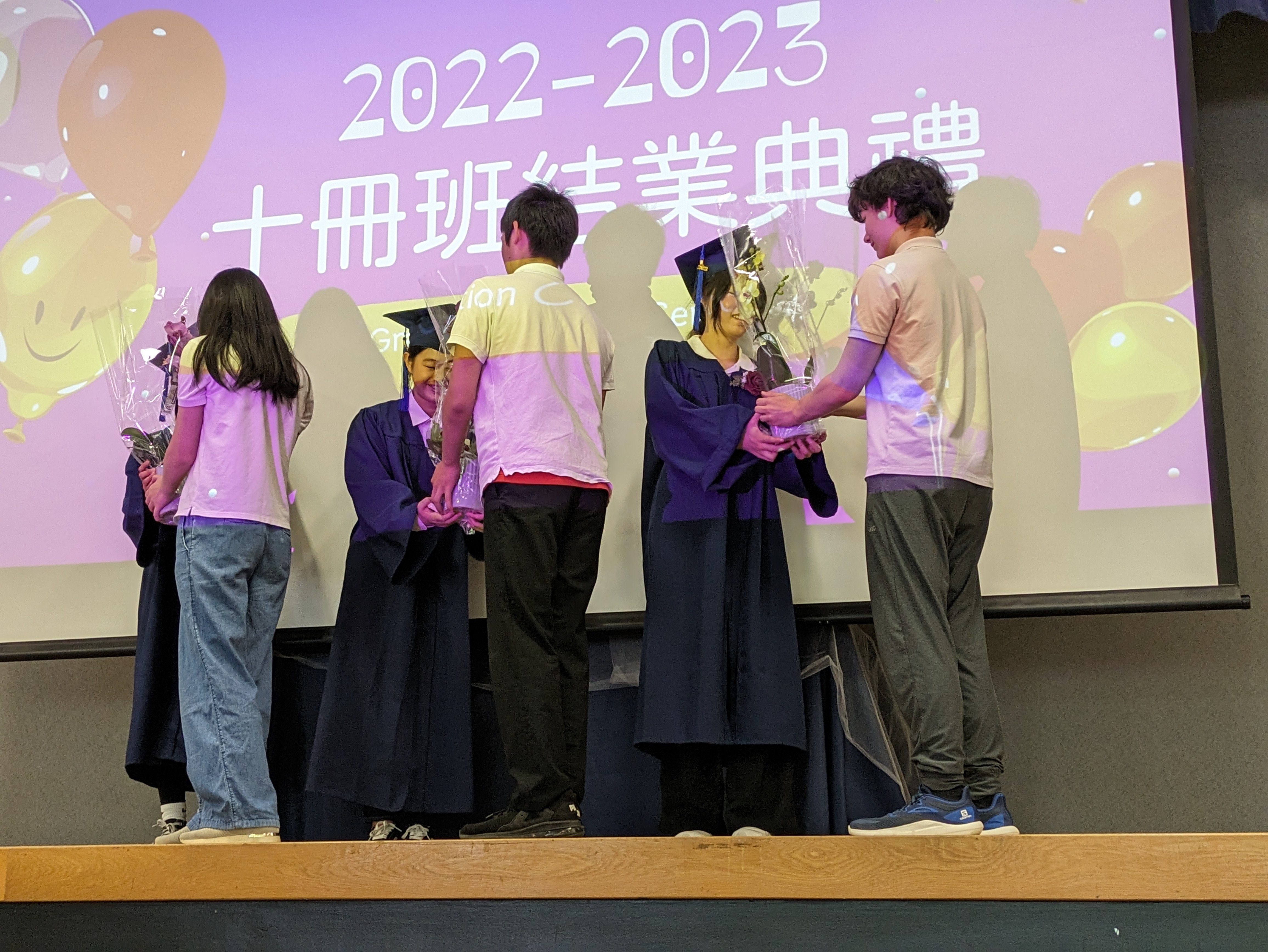 九冊班學弟妹為畢業生獻花祝福