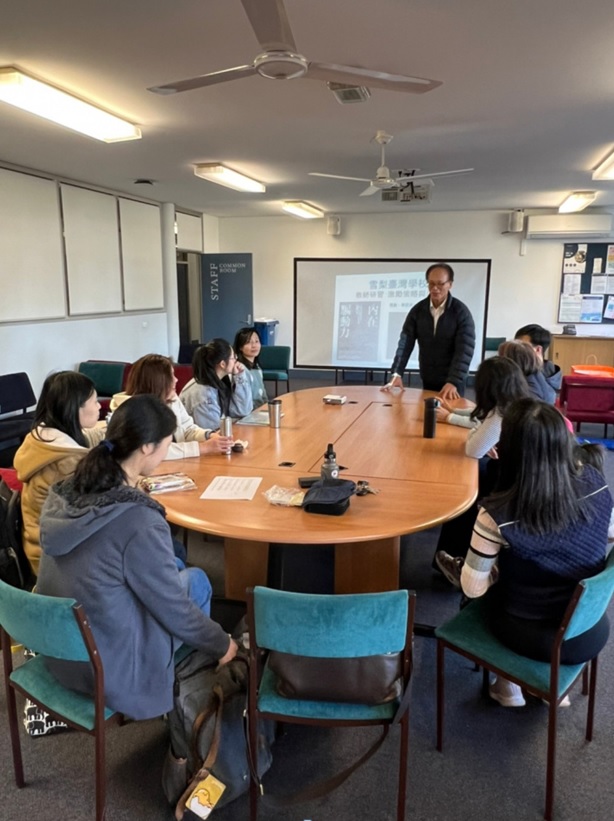 校長簡明輝與老師研習