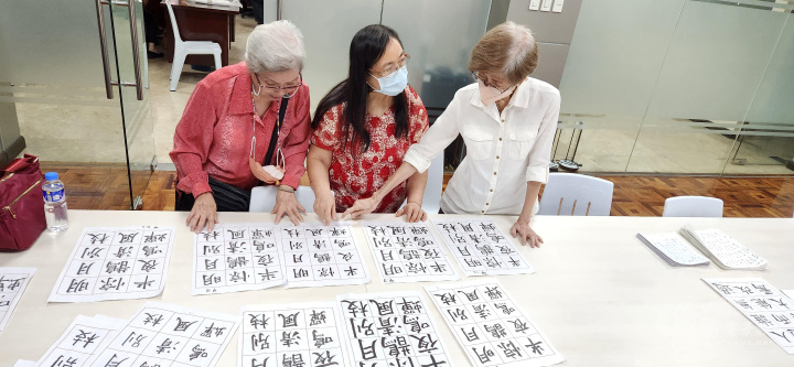 蔡秀雲（左）、李素美（右）和黃曼慧（中）等評審檢視參賽者作品