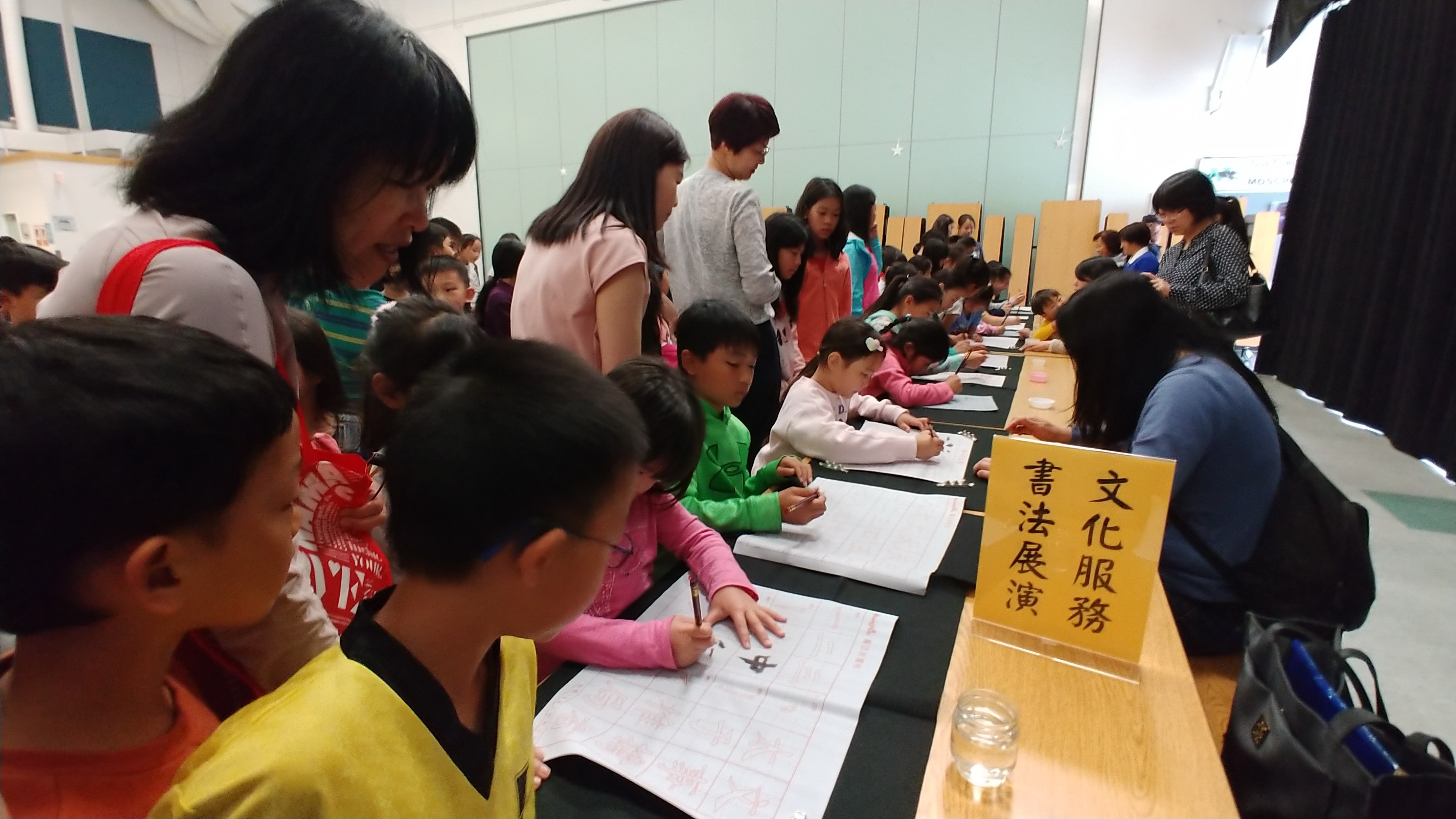 老師和志工媽媽們卯盡全力引導協助學生們寫書法