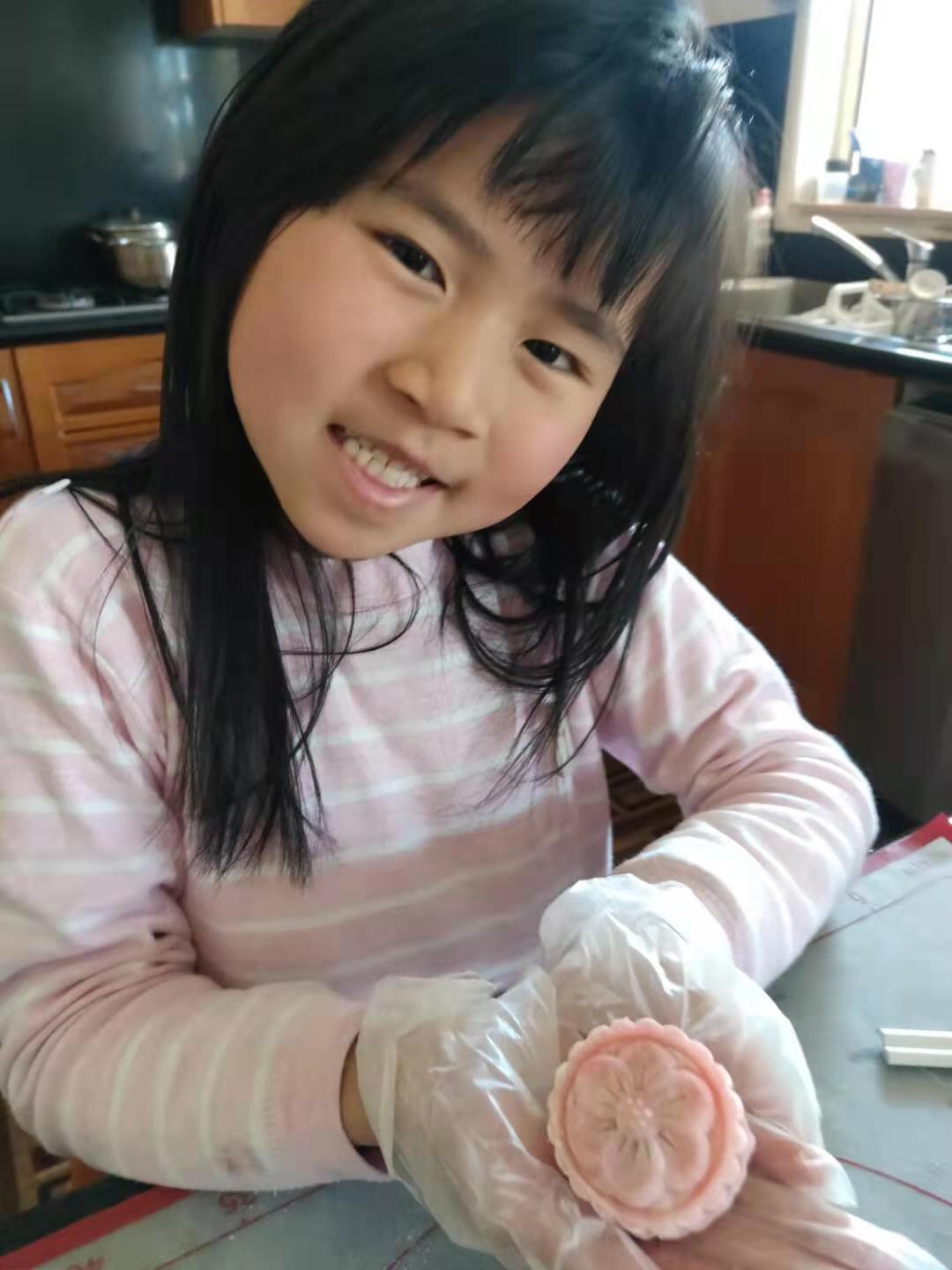 學童做月餅