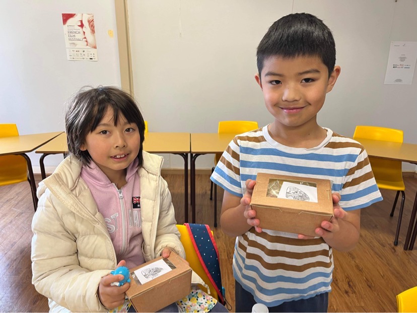 學生享受月餅