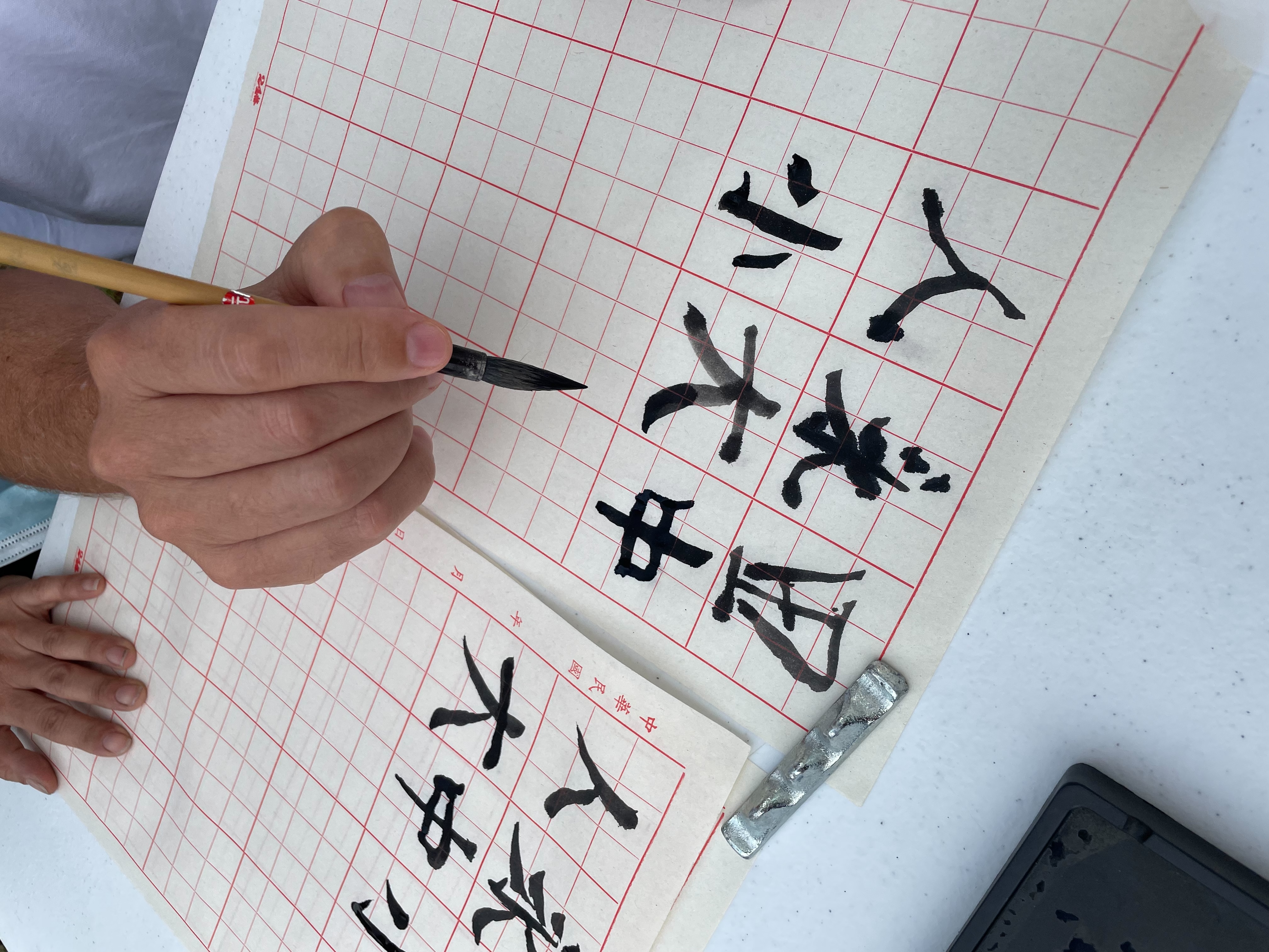 遊客練習簡單的書法