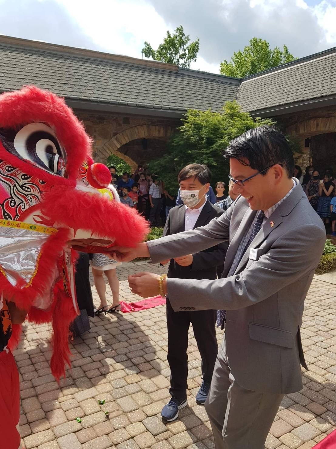 王翼龍處長及歐鴻偉主任給舞獅彩禮。