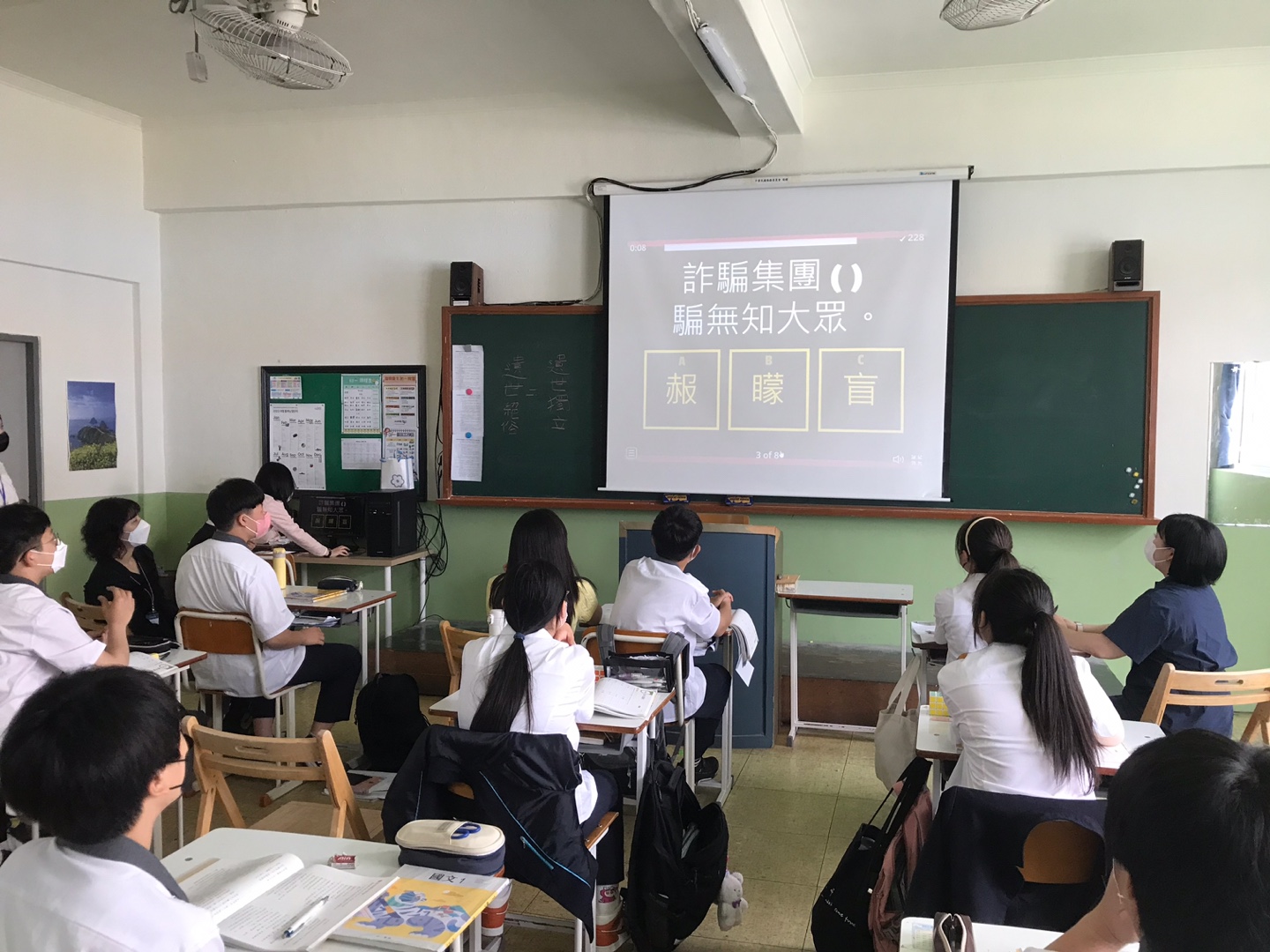 韓國大學實習教師以清楚美觀的PPT教材，分組進行授課以及進行教學活動