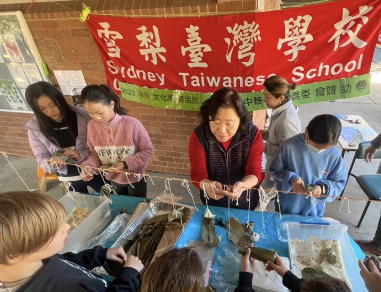 老師帶領學生體驗