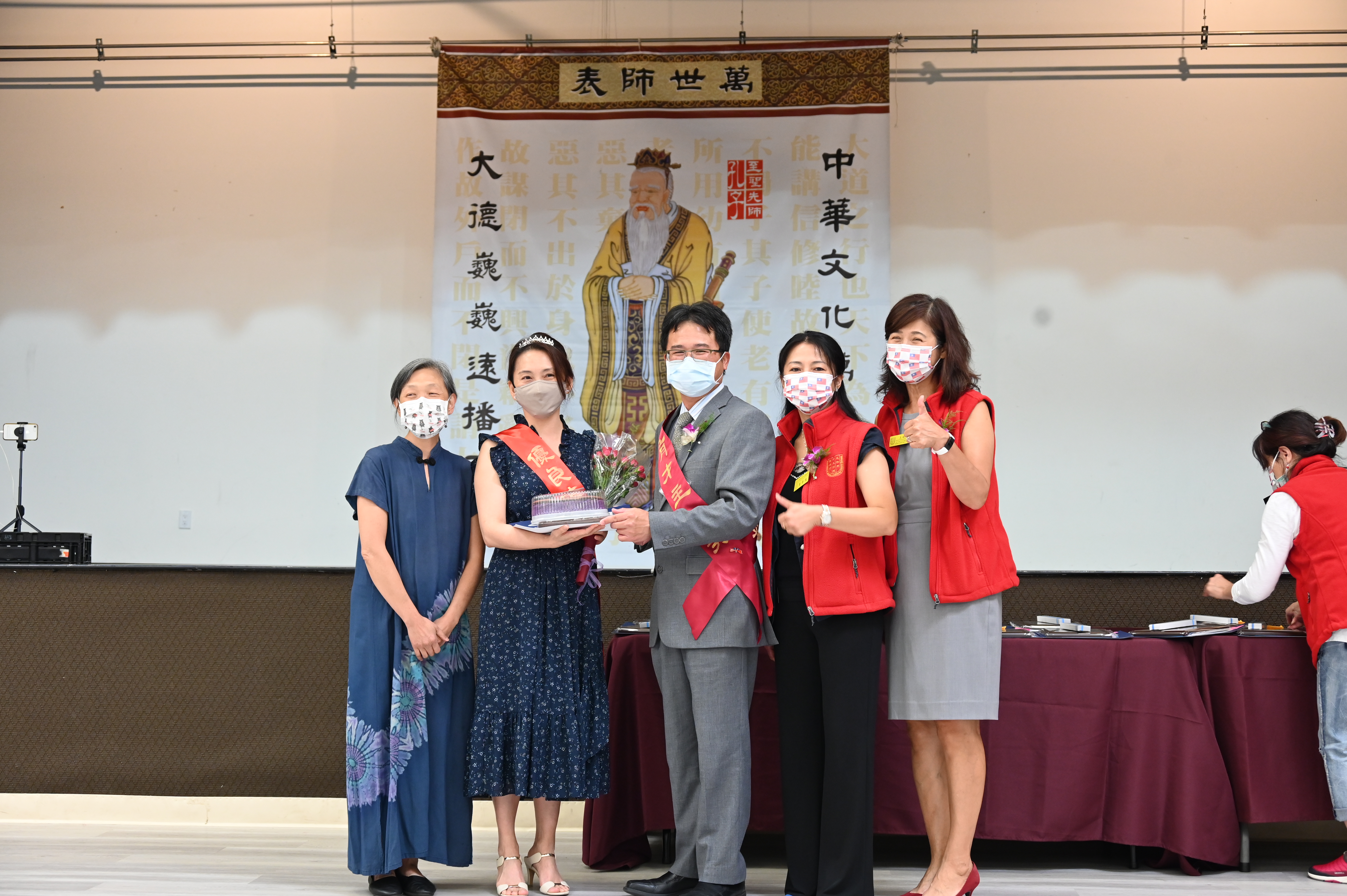 金山灣區文教中心主任閻樹榮頒發賀狀（中）頒發賀狀予得獎教師
