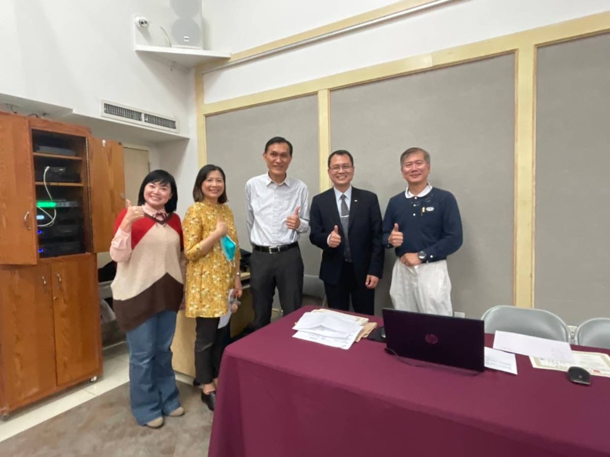 團隊合影之二(左起:邱琼雯/統籌協調、王聿潔/主持、方吉正/音控、莊淂隆和陳敬華/電腦計分)