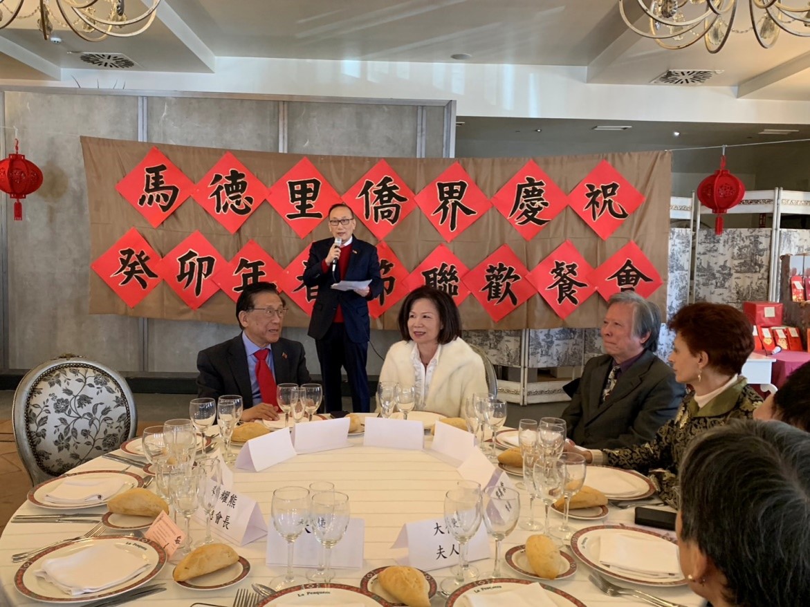 劉大使夫婦與得獎僑胞合影