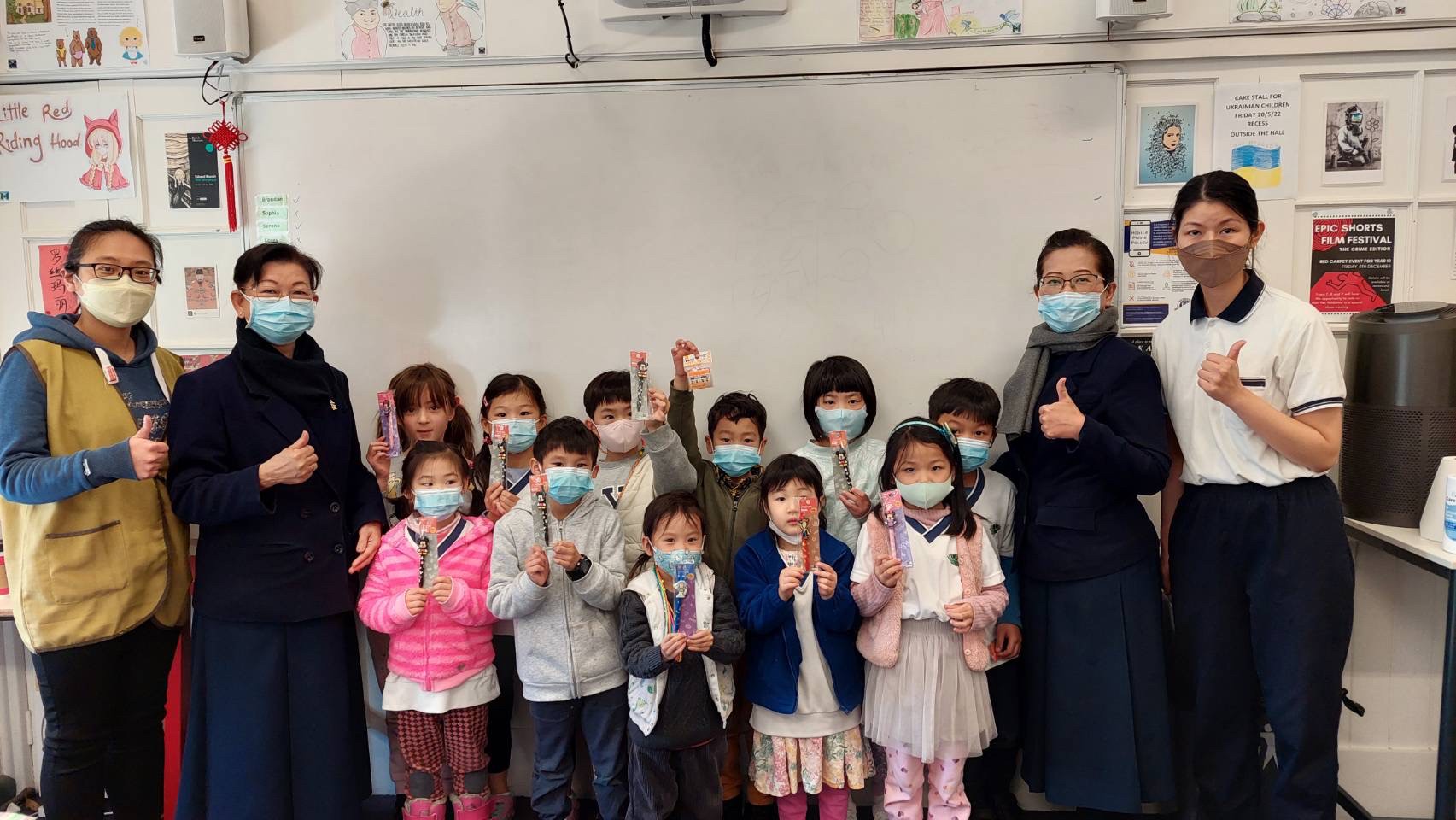 低年級組參賽者與校長師生合照 開心秀出手中獎品