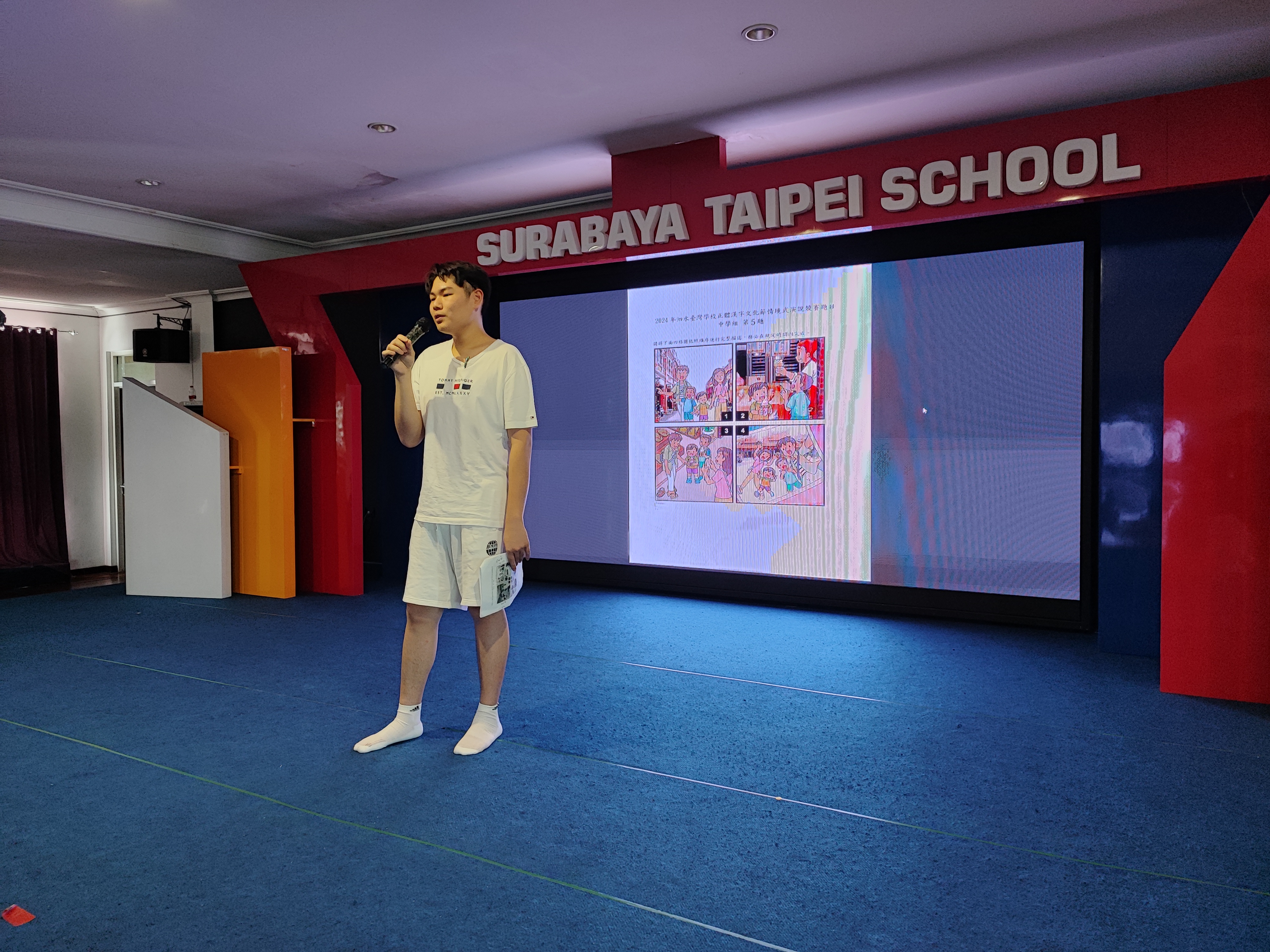 高二學生藉著情境式演說，訓練自己的膽量，並累積舞台經驗