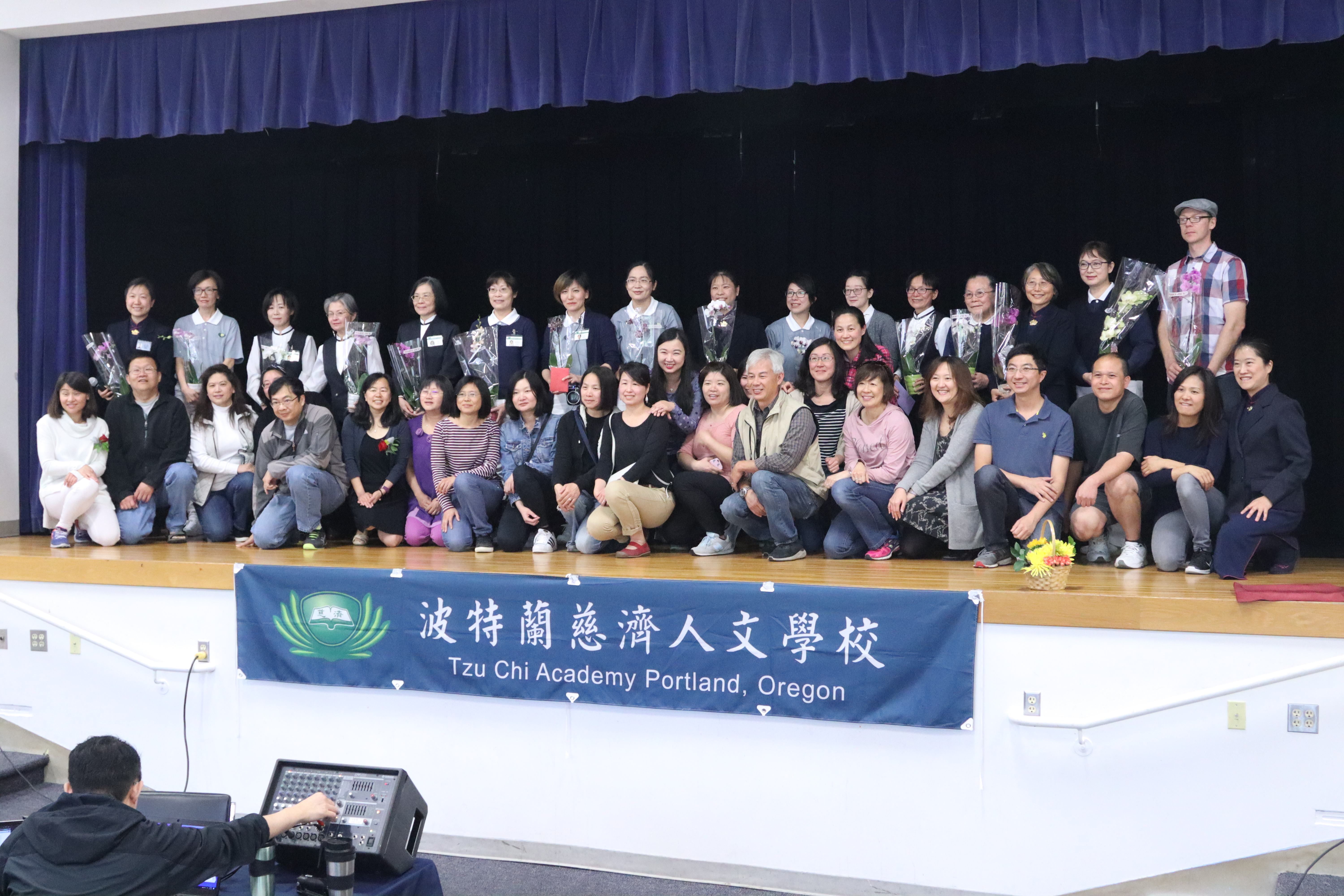 班代獻花給老師感謝一年的辛勞