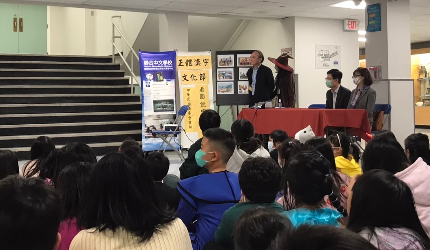 中華民國駐溫哥華經濟文化辦事處僑務組陳碧蓮組長(右一)、黃慶育秘書(中)、賴飛鍾校長 (左一)