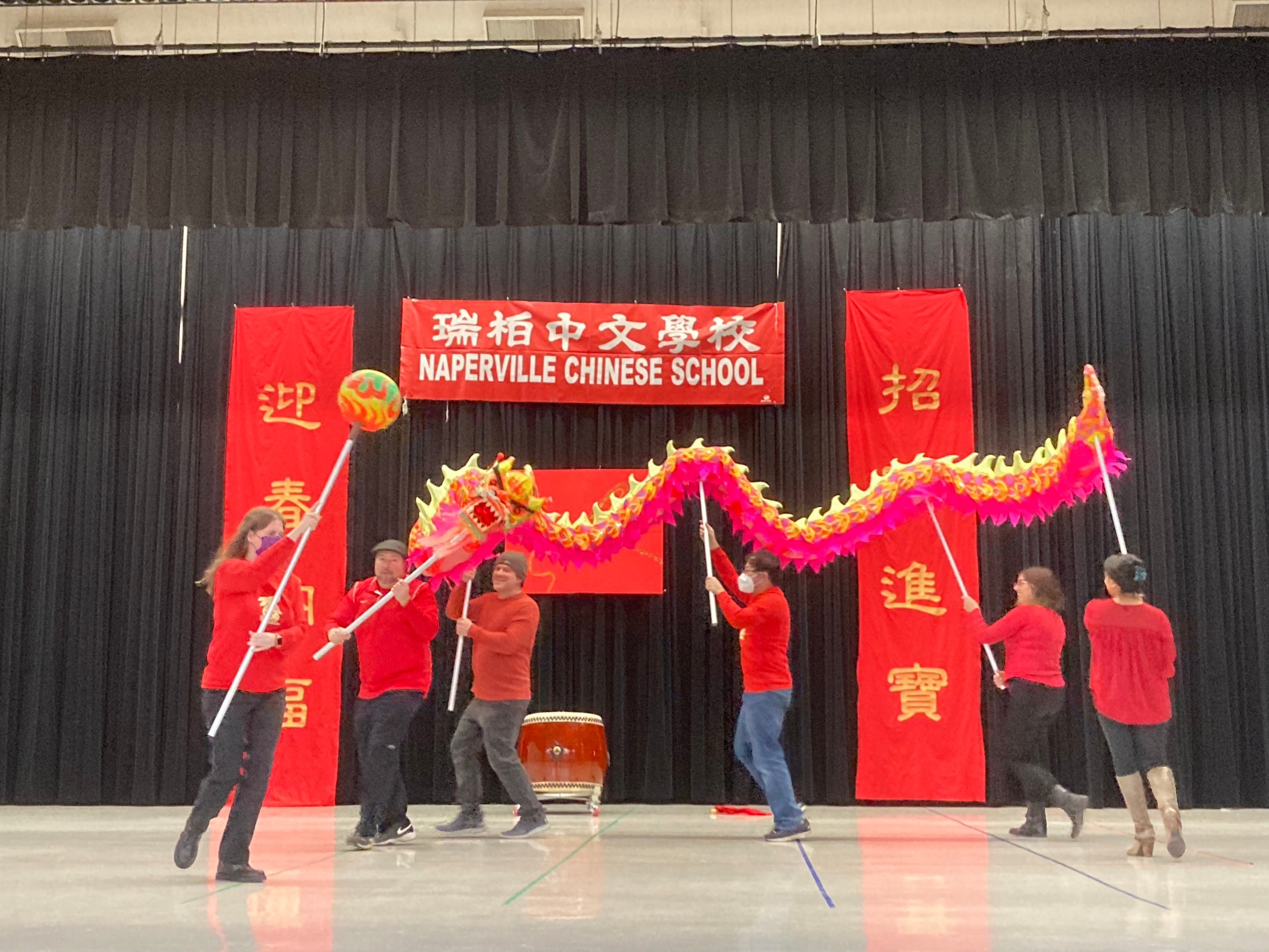 臺灣華語文學習中心的成人班表演祝福大家迎春納福、大吉大利的《祥龍獻瑞》