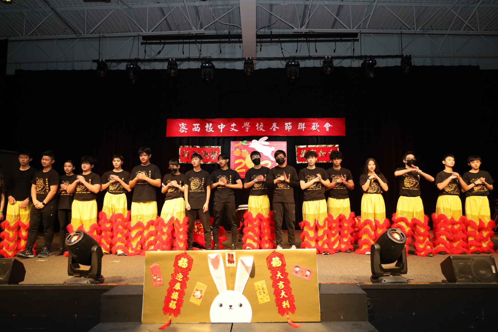 密西根舞獅隊鑼鼓歡騰的舞獅表演揭開晚會的序幕