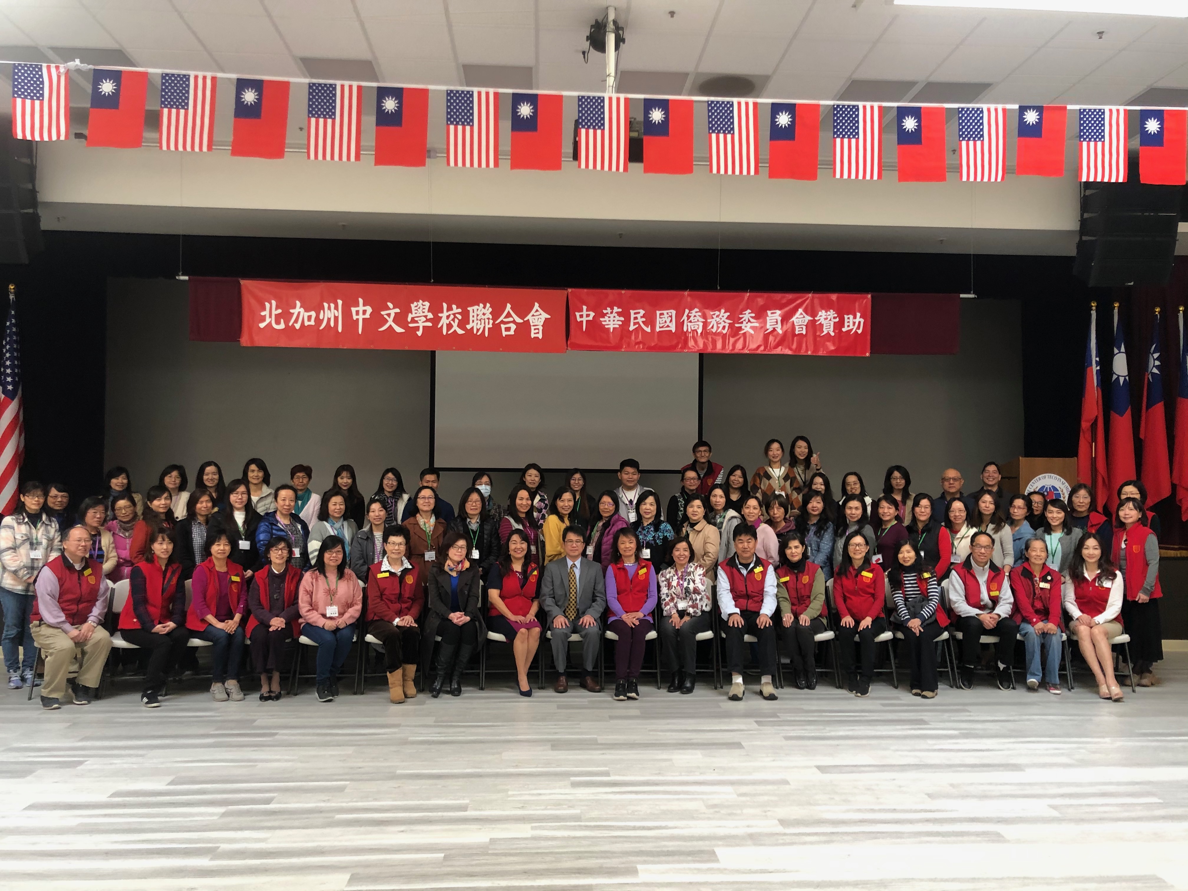 金山灣區華僑文教服務中心閻樹榮主任應邀出席並與全體與會人員合照