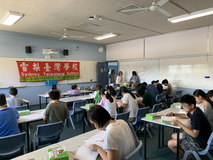 西北校區學生專注查字典