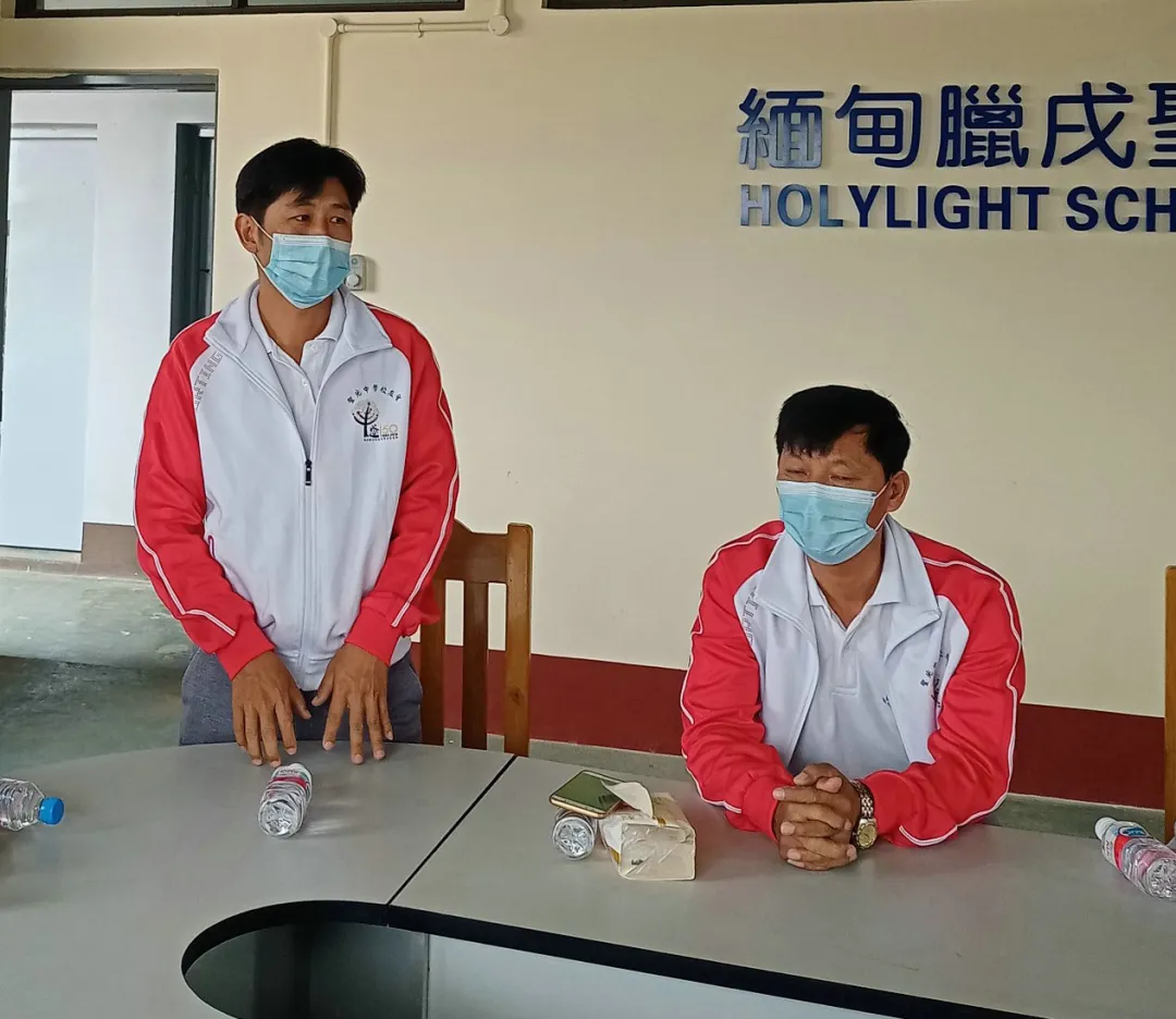 張湘武秘書長針對部分參賽的同學在發音、儀態等方面，提出具體建議。