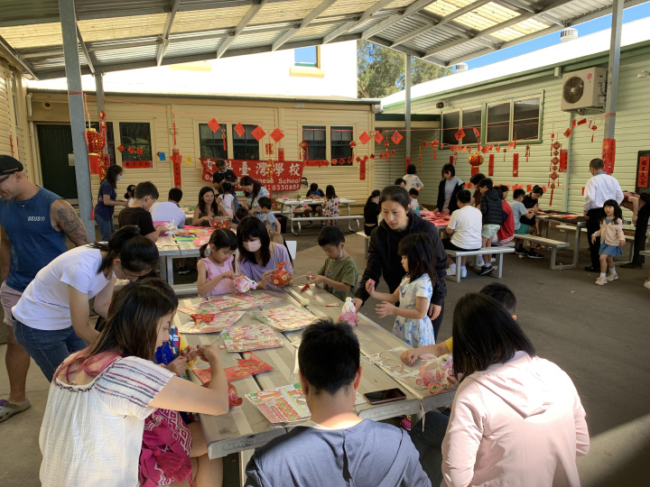 學生分組體驗過年文化