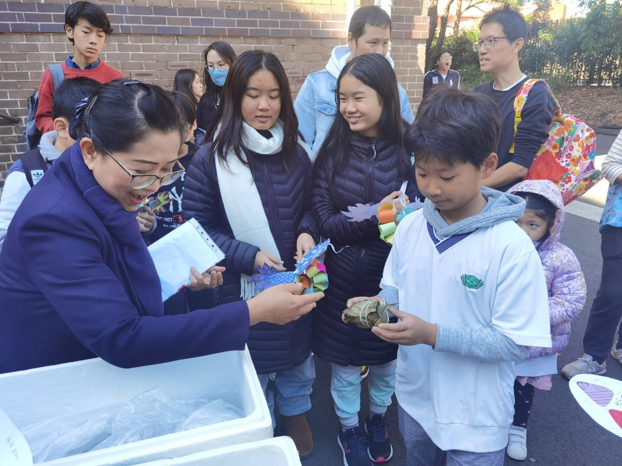 林美鳳校長分發熱騰騰素粽給學生