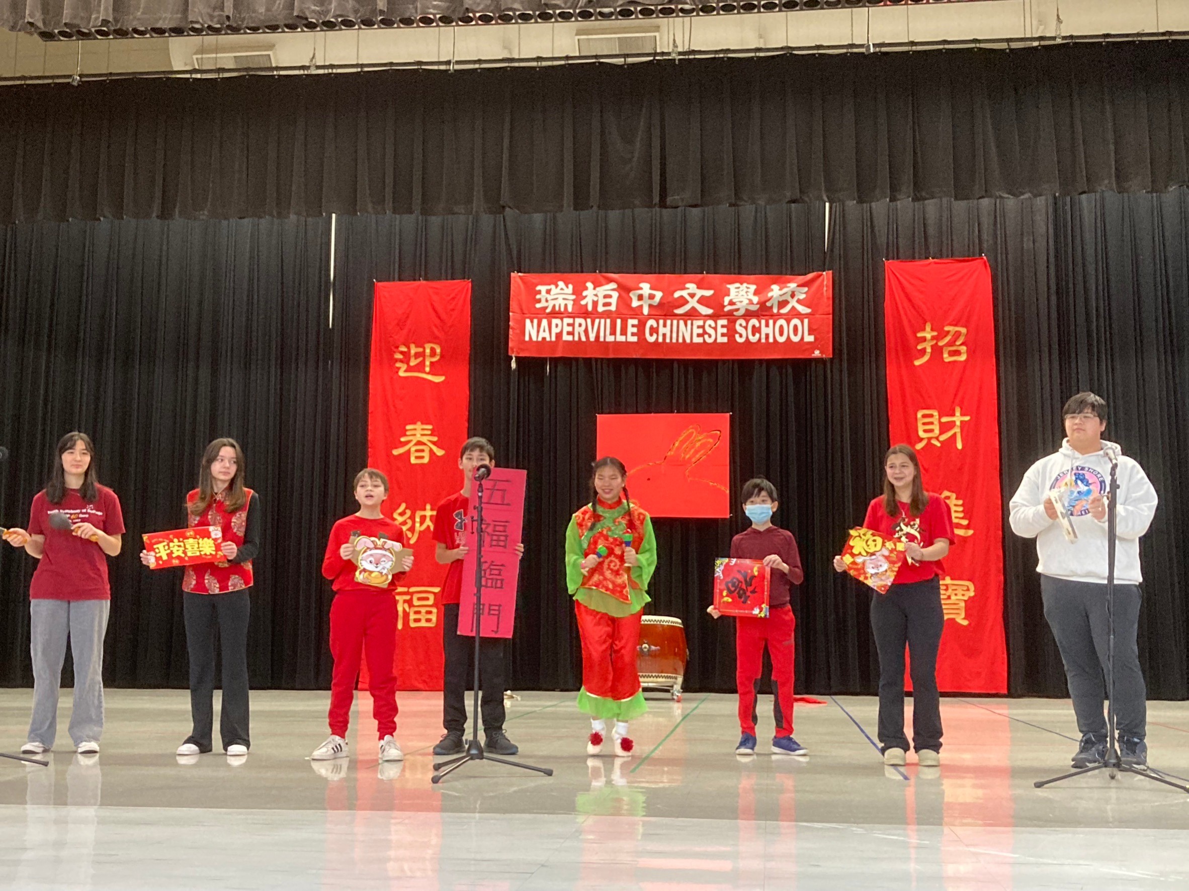 CFL-F班的同學們表演神采飛揚的《財神到》