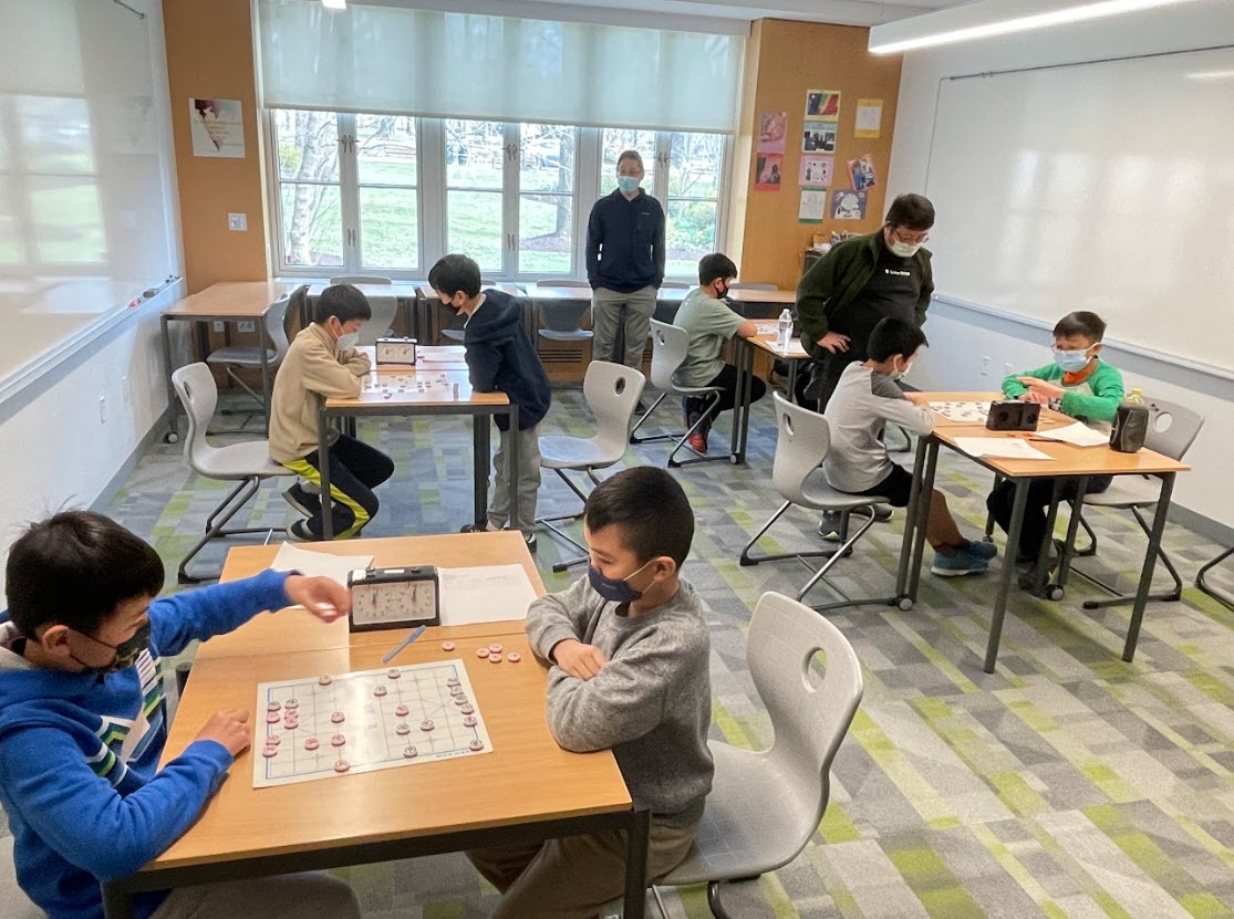 中年級組比賽教室，學生對奕