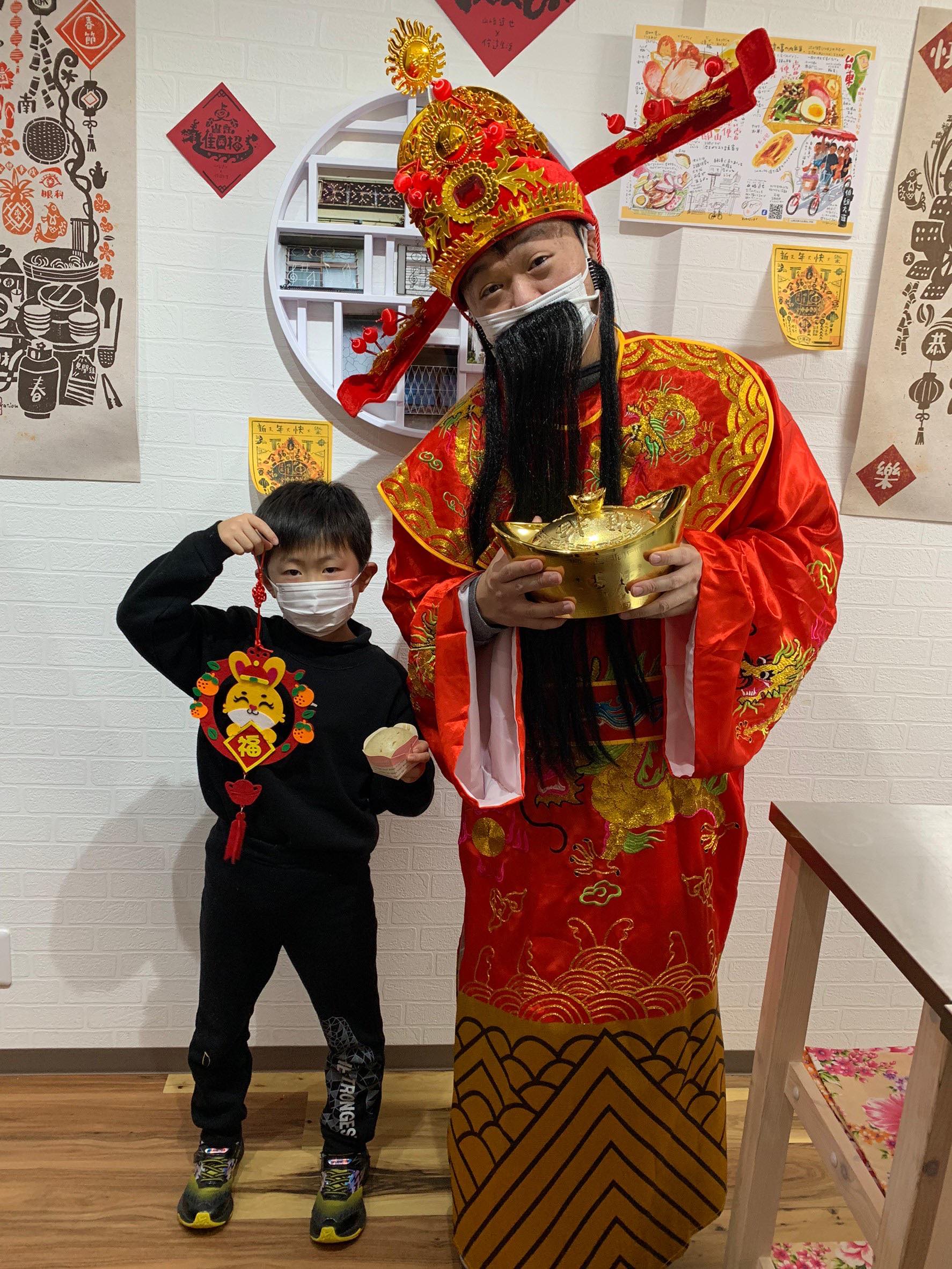 沒見過財神爺的小朋友，紛紛要跟財神爺合照