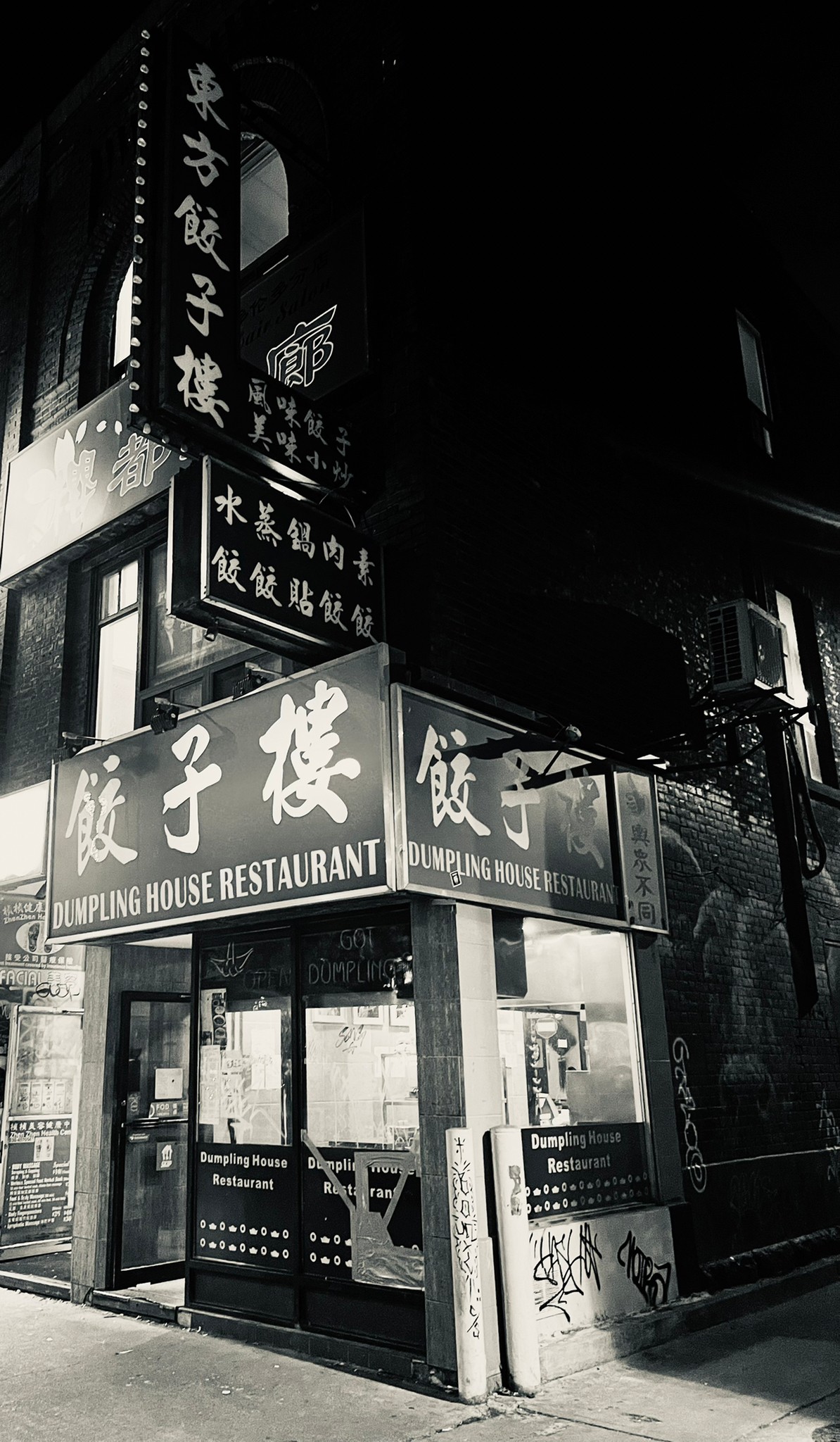 這是媽媽的味道！我小的時候，媽媽很忙。所以，媽媽很常準備水餃當我的三餐，一個禮拜都可以吃好幾次。不知道為什麼，水餃是一種從來都不好膩的食物。所以，我也愛上的水餃。想念媽媽的時候，我會去買一份水餃。你呢？想念媽媽的時候會做什麼？