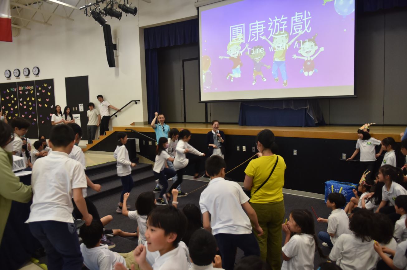 顏伶如老師帶領全校玩團康遊戲