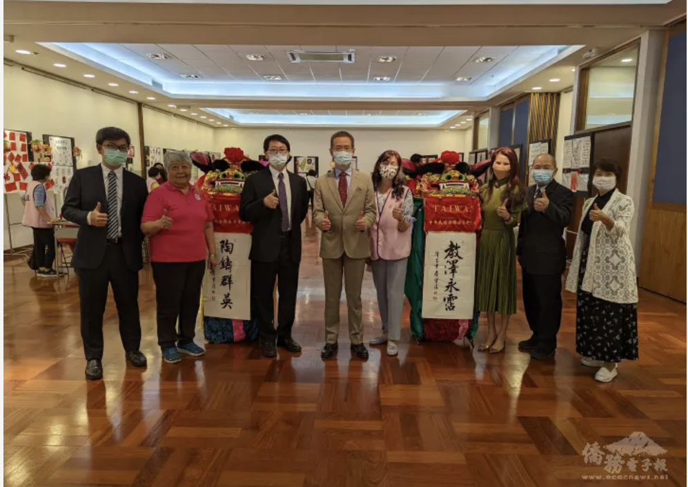 開幕儀式貴賓合影；右起鞠小卿、林志孟、支黃秀莉、趙士縈、馮光中、張希賢、關冰如、蔡紹方